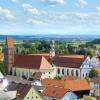 Das Mehrgenerationenhaus Bad Wörishofen hat eine besonders schöne und geschichtsträchtige Heimat: das Kloster (rechts im Bild). 