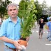 Gustl Mollath verlässt im August 2013 mit einer Topfpflanze in der Hand das Bezirkskrankenhaus in Bayreuth.
