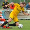 Zu Fall gebracht: Haunsheim (links Bernd Ostertag) schlägt den FC Lauingen (rechts Spielertrainer Markus Nsouli) im Derby 2:1. <b>Foto: Karl Aumiller</b>
