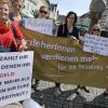 Auf dem Günzburger Marktplatz protestierten am Dienstagvormittag, 12. Mai 2015, Mitarbeiterinnen des städtischen Kinderhauses Hagenweide und des Kindergartens am Auwaldstadion für bessere Gehälter.