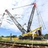 Ein Schwerlastkran steht am Bahnübergang in Wasserburg. Die Weißenhorner Straße in Günzburg muss wegen Verladungs- und Abbauarbeiten bis 12. August teilweise gesperrt werden. Es wird umgeleitet. 