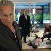 Max Ballauf wendet sich ab, während Rechtsmediziner Dr. Joseph Roth (Joe Bausch) und Freddy Schenk die Leiche von Prof. Krüger (Thomas Fehlen) untersuchen.