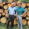 FBG Augsburg Nord
Im 50. Jahr des Bestehens der FBG Augsburg-Nord
leiten Vorsitzender Anton Kraus (links) und Geschäftsführer Hans-Jürgen Hofbaur
erfolgreich die Geschicke der Gemeinschaft der Waldbesitzer.
