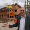 Bürgermeister Josef Böck im neuen Baugebiet in Langenneufnach. Neue Bauplätze auszuweisen ist für ihn wichtig.