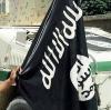 Die undatierte Aufnahme zeigt Abdelhamid Abaaoud, der mit einem Buch und der Flagge der Terrormiliz IS (Islamischer Staat) posiert.