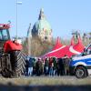 Auf dem Schützenplatz in Hannover stehen Traktoren und Landwirte.