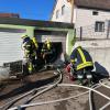 Die Feuerwehren aus Riedlingen und Donauwörth löschten den Brand, der in einer Garage ausgebrochen war.