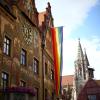 Die Regenbogenflagge am Ulmer Rathaus steht als Zeichen für Vielfalt und Toleranz.