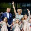 Der niederländische König Willem-Alexander, seine Frau Königin Maxima und ihre Töchter Amalia (R), Alexia (Mitte) und Ariane (L) am 26. April 2014 am Koningsdag, dem Geburtstag des Königs.
