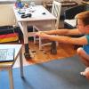 Der 15-jährige Fechter Nils Bosserhoff vom TSV Neu-Ulm beim Heimtraining mit dem Laptop. Der Bayerische Fechterverband hat für seine Sportler ein Trainingsprogramm auf der Videoplattform Zoom entwickelt. 	
