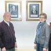 Ein Ehrenplatz für die Jedesheimer Ehrenbürger: Unser Bild zeigt Valentin Mayer und Herta Hörmann bei der Übergabe der Tafeln im Heimatmuseum.  