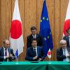 Shinzo Abe M, Premierminister von Japan, Jean-Claude Junker 2.v.r, Präsident der Europäischen Kommission, und Donald Tusk 2.v.l, Präsident des Europäischen Rates.