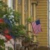Die Nationalflaggen von Russland (l) und den USA vor der US-Botschaft in Moskau (Russland). Nach dem Beschluss neuer Sanktionen gegen Moskau durch den US-Kongress müssen die USA ihr diplomatisches Personal in Russland reduzieren.