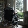 Viele alte Menschen fühlen sich einsam – in diesen Wochen erst recht. Sind sie dann noch an Demenz erkrankt, kann die Lage für sie dramatisch werden.