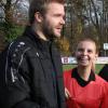 Gersthofens Trainer Florian Fischer vermisst den Fußball, seine Spieler und selbst die Schiedsrichter/-innen, hier Paulina Koch.