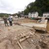 In Dernau in Rheinland-Pfalz wurde unter anderem  die Brücke über die Ahr durch die Flut total zerstört. Firmen und  Privatleute aus Roggenburg sowie die Gemeinde helfen dort mit Spenden.