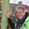 Bürgermeister Roland Wildfeuer auf dem neuen Spielplatz in Daiting.