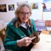 Hannelore Pentenrieder mit einem ihrer Schützlinge: Mehreren Tausend Igeln hat die Neusässerin in 29 Jahren das Leben gerettet.