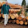 Max Karle hat für die Fassade seines Wohnhauses in Schlingen im Dezember bei abnehmendem Mond Holz geschlagen und ist überzeugt von dessen positiven Eigenschaften. 