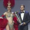 Sebastian Vettel mit einer Moulin Rouge Tänzerin auf der Gala.