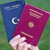 Ein türkischer Pass und ein deutscher Reisepass. Forderungen nach Korrekturen am Doppelpass kamen nach dem Referendum in der Türkei wieder hoch.