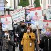 Am Samstagnachmittag gingen rund 250 Menschen in Augsburg gegen ein geplantes Tierversuchslabor auf die Straße. 