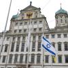Momentan weht vor dem Augsburger Rathaus eine etwas kleinere Israel-Flagge. Bald soll sie durch ein größeres Modell ersetzt werden.