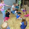 Beim Bauernhoferlebnistag im Rahmen des Ferienprogramms in Kettershausen konnten die Kinder im Jahr 2021 Schätze im Stroh suchen.