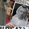 Vor der saudischen Botschaft in Washington zeigen Demonstranten Plakate mit dem Bild des in der Türkei vermissten Journalisten Jamal Khashoggi.