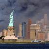 Die Freiheitsstatue steht am 11. September 2011 vor der Insel Manhattan, die in eine Rauch- und Staubwolke gehüllt ist. 