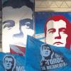 Die Transparente und Fahnen mit dem Konterfei des offiziellen Wahlsiegers Dmitri Medwedew erinnern an heroische Aufmärsche zu Sowjetzeiten in Moskau. Nur die Grundfarbe Rot ist nicht mehr so dominierend wie früher. Hammer und Sichel kommen bei der Partei „Einiges Russland“ ebenfalls nicht vor.  