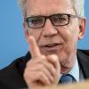 Thomas de Maizière überrascht auch seine Parteifreunde.  	 	