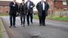Großbritanniens Premierminister Rishi Sunak nimmt das Schlaglochproblem selbst bei einem Besuch in der Grafschaft Durham in Augenschein. Großbritanniens Premierminister Rishi Sunak nimmt das Schlaglochproblem selbst bei einem Besuch in der Grafschaft Durham in Augenschein.