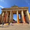 Mitglieder der Klimaschutzgruppe Letzte Generation haben das Brandenburger Tor in Berlin mit oranger Farbe angesprüht.