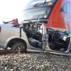 Schwerer Bahnunfall bei Nassenbeuren: Ein Auto wurde am Bahnübergang  von einem Triebwagen erfasst und mitgeschleift.