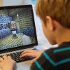 Der neunjährige Mingus spielt auf einem Laptop das Open-World-Computerspiel Minecraft: Jungen haben ein deutlich höheres Suchtrisiko. 