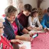 Na, was gibt es Neues im Dorfchat? Während sich Oma Gertrud (von links) erzählen lässt, was so los ist in der Whatsapp-Gruppe, schauen Mutter Karin und ihre Kinder Fabian, Marie und Christoph selbst in die Smartphones.
