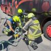 Die Feuerwehr pumpte den Diesel aus dem Bus. 	