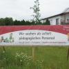 Erzieherinnen und Kinderpflegerinnen verzweifelt gesucht: Die Gemeinde Hollenbach sucht in Motzenhofen mit einem Plakat um Personal.