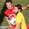 Wertingens Moritz Hempel (rotes Trikot) hatte sich sein Comeback nach langer Verletzungspause anders vorgestellt. Gegen den SV Holzkirchen (vorne Matthias Gröger) setzte es eine 2:4-Heimniederlage. 
