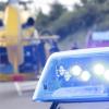 Ein schwerer Verkehrsunfall hat sich am Freitagabend an der Einmündung zum Badesee bei Obermeitingen ereignet. Ein Motorradfahrer aus Hessen wurde dabei lebensgefährlich verletzt.