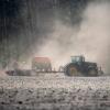 Wegen des ausbleibenden Regens sind die Felder vielerorts staubtrocken. Das macht den Landwirten zu schaffen.