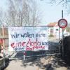 Mit einem Transparent weisen die Bürger von Witzighausen auf ihre missliche Situation hin, die durch die Sperrung der Bahnbrücke entstanden ist.  