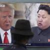 Ein Passant blickt in Seoul auf einen Bildschirm, auf dem von einem Nachrichtensender Bilder Kim Jong Un und Donald Trump gezeigt werden.