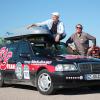 Andre Kinne und Michael Binz (rechts) fahren als „Team 313“ mit einem alten Mercedes Benz einmal um die Ostsee. Dabei sammeln sie Spenden für das Therapiezentrum Ziegelhof in Stadtbergen. 