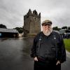 Der Autor George R. R. Martin vor einer Kulisse von „Game of Thrones“.