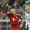 Arjen Robben (l) zeigt mit den Münchnern gegen Kaiserslautern eine souveräne Vorstellung. Foto: Andreas Gebert dpa