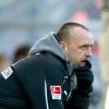 Der 1. FC Köln hat Holger Stanislawski als Trainer verpflichtet: Das gab der FC Köln am Montag bekannt. Der 42-jährige Stanislawaski tritt beim Absteiger die Nachfolge von Interims-Chefcoach Frank Schaefer und dessen Vorgänger Stale Solbakken an.