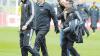 Emotionen nach dem Schlusspfiff: Alemannia-Manager Erik Meijer (Zweiter von rechts) versucht FC 04-Trainer Tomas Oral (rechts) zu beruhigen.