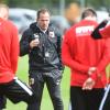 Nicht alle Profis des FC Augsburg werden die Reise nach England antreten. Trainer Manuel Baum hat fünf Spieler aus dem Kader gestrichen. 	
